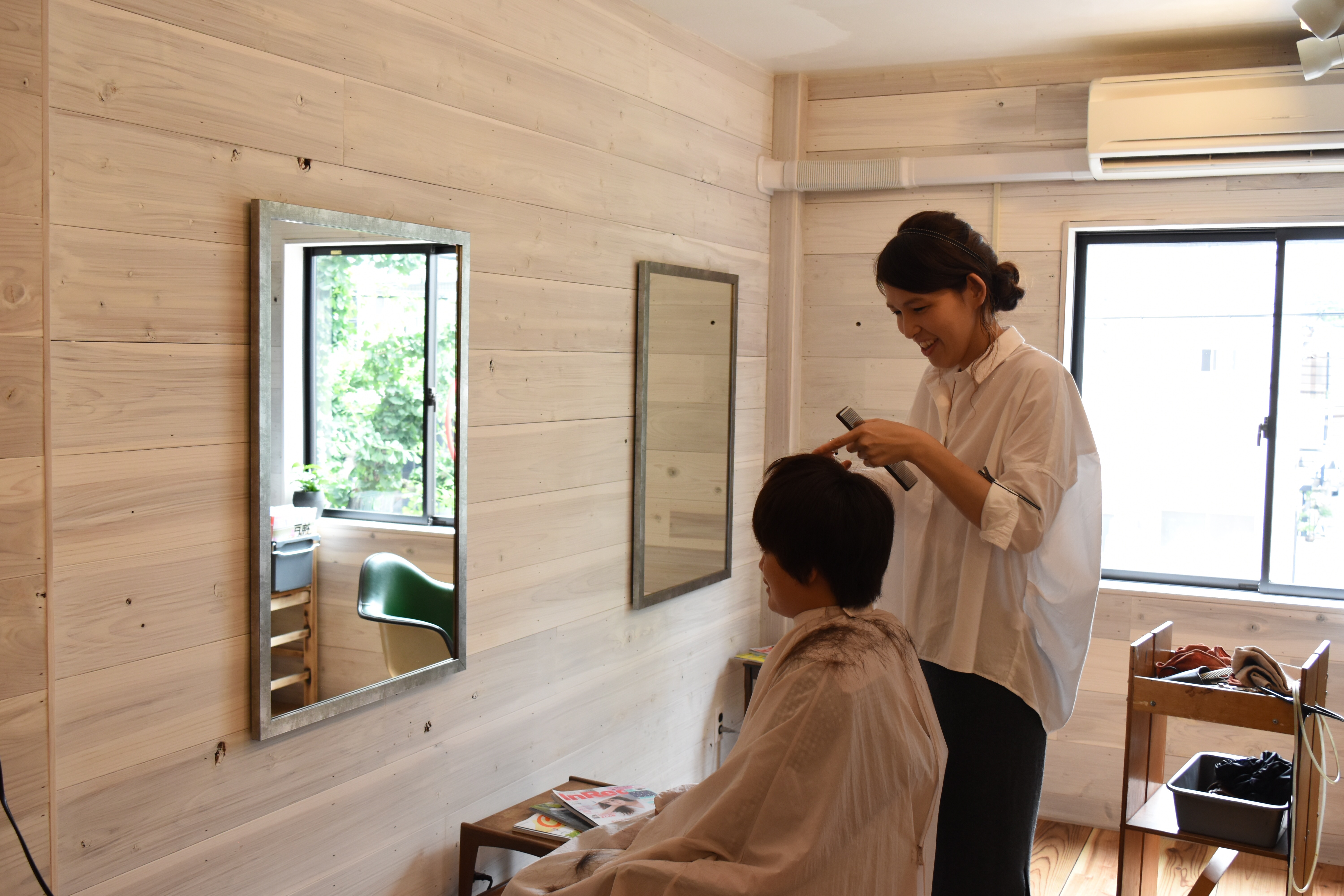 PECHKAの店内で、スタッフが丁寧にカットをする様子